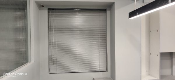 Stylish Venetian Blinds – Versatile Design & Light Control - Image 4