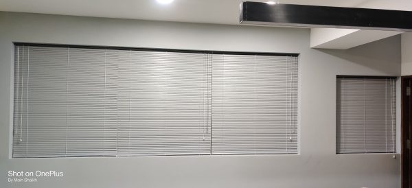 Stylish Venetian Blinds – Versatile Design & Light Control - Image 2