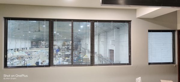 Stylish Venetian Blinds – Versatile Design & Light Control - Image 3